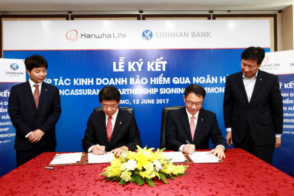 Lễ ký kết hợp tác giữa công ty bảo hiểm Hanwha Life Việt Nam và ngân hàng Shinhan vào ngày 12-06