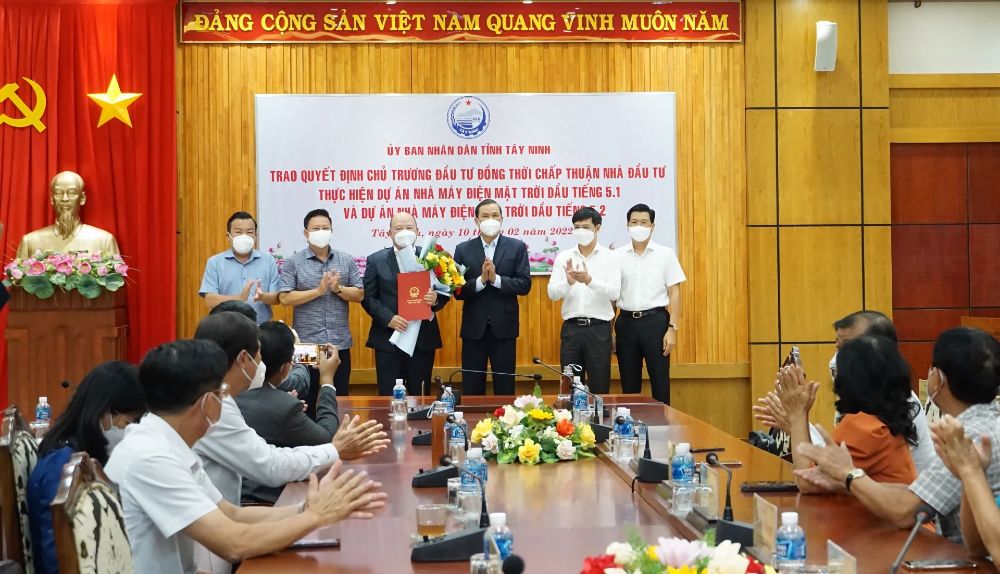 Lãnh đạo UNND tỉnh Tây Ninh trao Quyết định chủ trương đầu tư cho Nhà máy điện mặt trời Dầu tiếng 5.1 và Dầu Tiếng 5.2