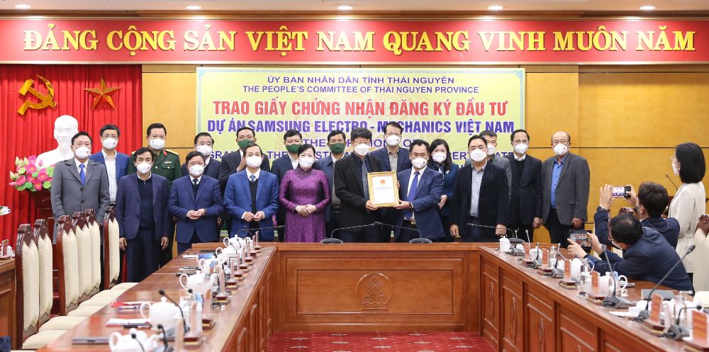 Thái Nguyên trao chứng nhận Đăng ký đầu tư điều chỉnh cho Công ty Samsung Electro-Mechanics Việt Nam