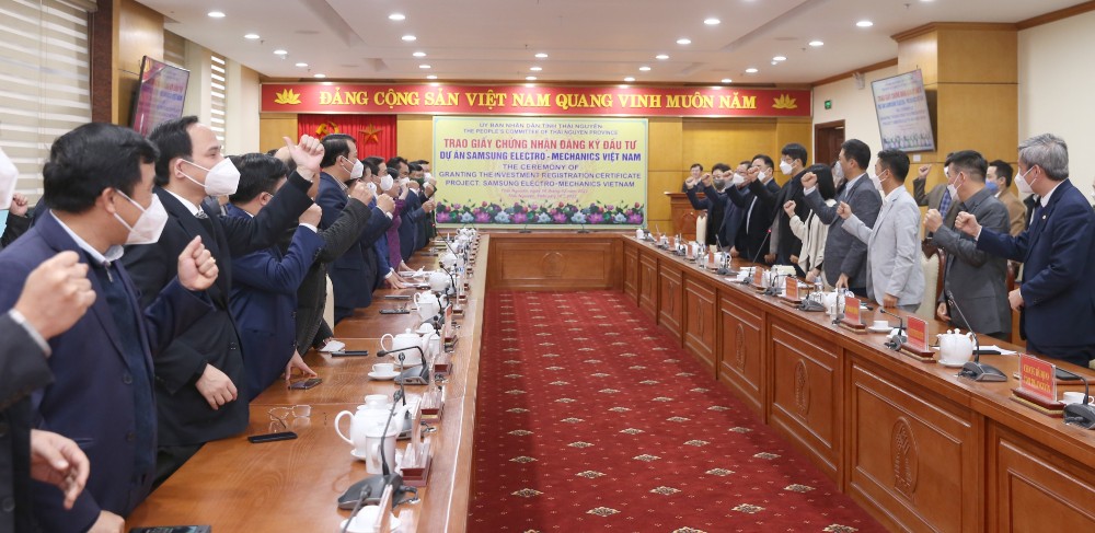 Thái Nguyên trao chứng nhận Đăng ký đầu tư điều chỉnh cho Công ty Samsung Electro-Mechanics Việt Nam