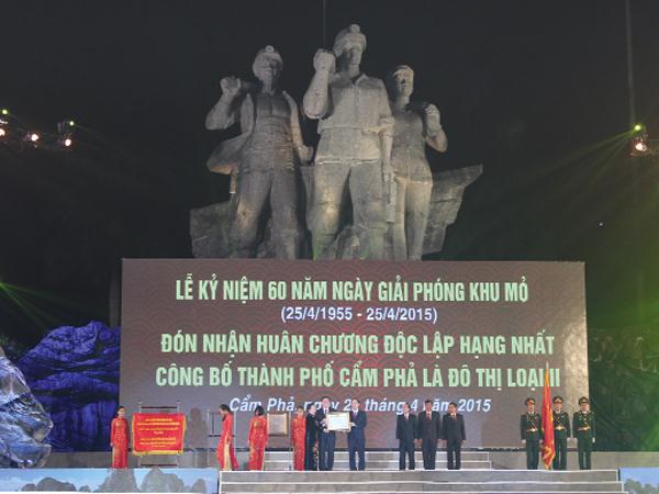 TP. Cẩm Phả vinh dự đón nhận Huân chương Độc lập hạng Nhất. Ảnh: Nguyễn Anh Tuấn