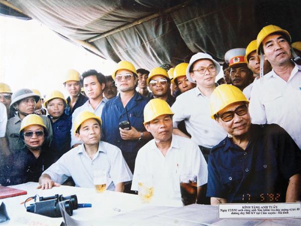 Ông Vũ Quốc Tuấn (đứng, thứ hai từ phải sang) tháp tùng Thủ tướng Võ Văn Kiệt kiểm tra công trình đường dây 500 KV năm 1992