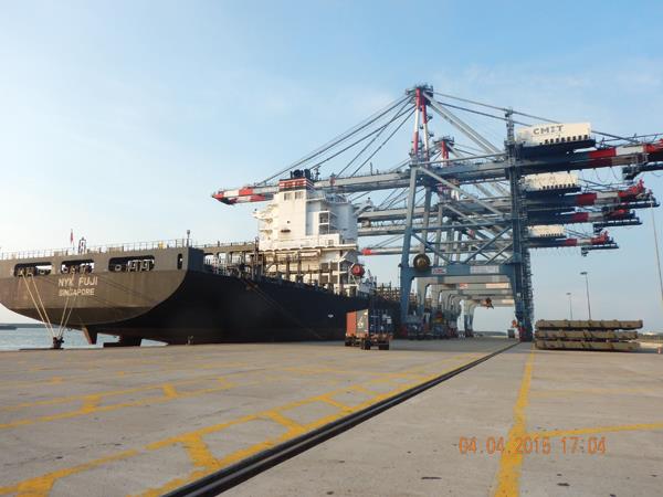 Cảng CMIT đang chuyển mình để trở thành cảng trung chuyển quốc tế trong tuyến vận tải Nội Á. Ảnh: Mnh Lý