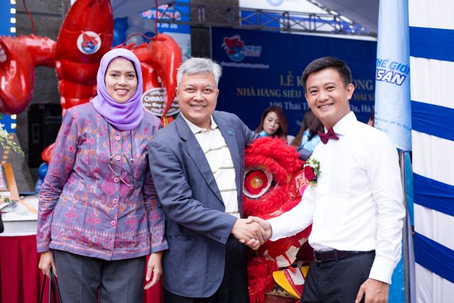 Gia đình Đại sứ Indonesia tại Việt Nam Ibnu Hadi đã đến chúc mừng ông Đinh Minh, Chủ tịch HĐQT Migroup.