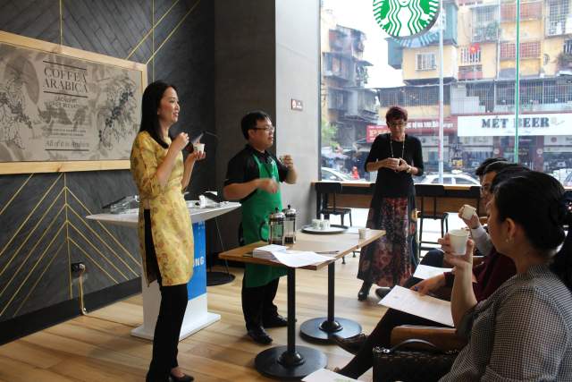 Qua 4 năm phát triển và mở rộng ở Việt Nam, Starbucks vẫn kiên trì hướng dẫn khách thưởng thức cà phê theo cách riêng của Starbucks