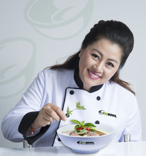Sự duyên dáng và sức hút tự nhiên của cô, cũng như cách tiếp cận sáng tạo đối với ẩm thực Việt Nam, được thể hiện rõ qua những sáng tạo món mới bổ sung vào thực đơn Big Bowl
