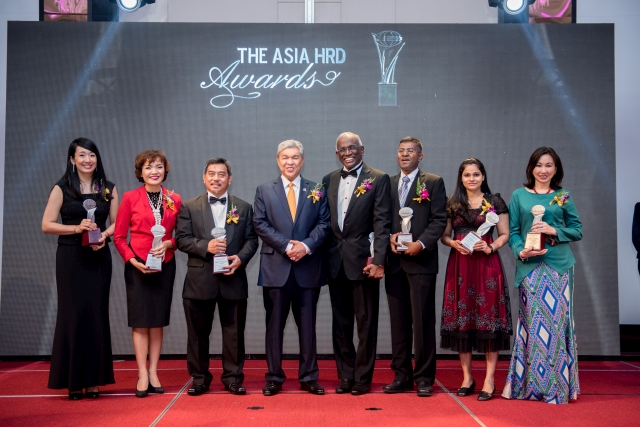 Theo đó, bà Thanh Nguyễn, CEO Anphabe (đứng thứ 2 từ trái qua) là người Việt Nam đầu tiên vinh dự được trao thưởng ở hạng mục “Đóng góp cho cộng đồng Nhân sự”. 