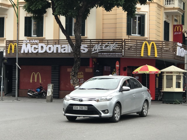 McDonald's đối diện với Tràng Tiền Plaza nhìn ra bờ hồ Hoàn Kiếm