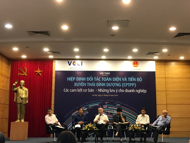 Thứ trưởng Bộ Công thương Trần Quốc Khánh (áo trắng ngồi giữa) đã có những chia sẻ rất cởi mở và thẳng thắn với cộng đồng doanh nghiệp Việt Nam về những lợi ích và cơ hội của CPTPP