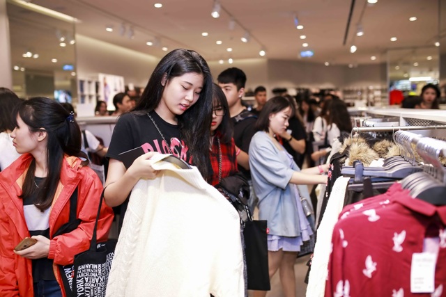 Số lượng khách trực tiếp tới các cửa hàng H&M trên thế giới để mua đồ giảm sút đáng kể.