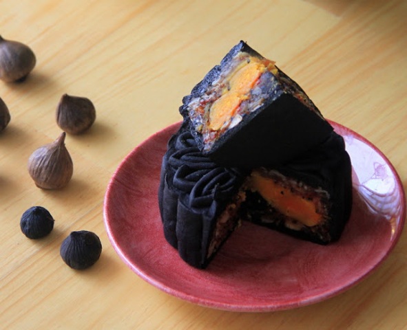 Hương vị của bánh trung thu tỏi đen đặc biệt hơn các loại bánh truyền thống rất nhiều