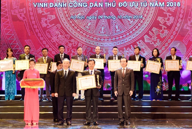 Ông Phạm Viết Vinh, Phó TGĐ Công ty CPTM Citicom đại diện doanh nghiệp nhận bằng khen và Cúp của UBND TP.Hà Nội