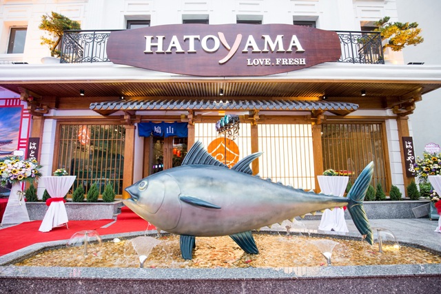Hatoyama là nhà hàng Nhật đầu tiên và duy nhất mang hải sản tươi sống từ biển Hokkaido lên bàn ăn Việt.