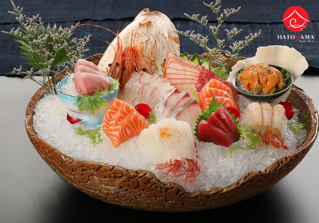 Người Nhật Bản cho rằng, Sashimi là món ăn tinh khiết nhất và cũng “thật thà” nhất. Sashimi là sự tổng hòa của các mặt nghệ thuật: sự tinh tế trong văn hóa ứng xử, sự tươi ngon của nguyên liệu và sự tài hoa của người nghệ nhân làm bếp.