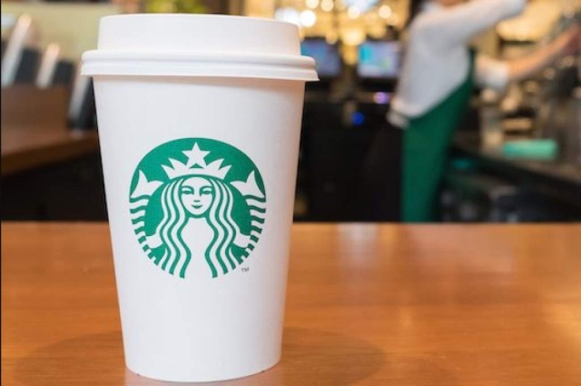 Mẫu cốc mới của Starbucks do kỹ sư Emily Alexander thiết kế, với phần nắp thay thế cho ống hút 