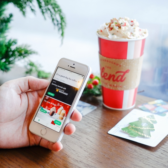 Ứng dụng Starbucks trên điện thoại di động có trên hệ điều hành iOS và Android 