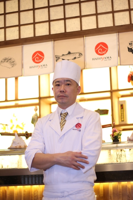Chef Nemoto với 20 năm kinh nghiệm làm đầu bếp, đến từ tỉnh Ibaraki, từng là đầu bếp trưởng Nhà hàng cao cấp Chinzaso tại Tokyo. 