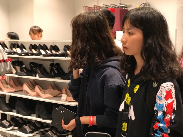 Zara hiện có 2 cửa hàng tại Việt Nam, nhưng rõ ràng mỗi cửa hàng Zara đang mang về doanh thu tốt hơn so với đối thủ H&M