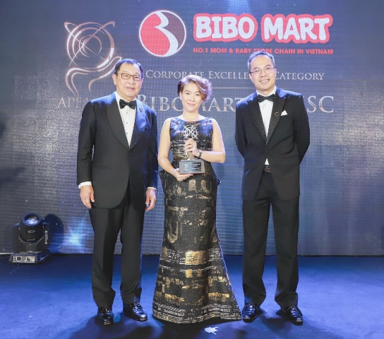 Bà Nguyễn Tuệ Anh, Giám đốc Điều hành Bibo Mart nhận giải thường 