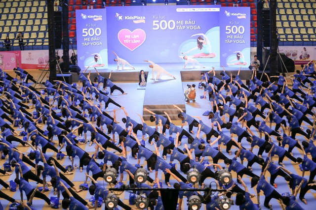 Huấn luyện viên dẫn dắt kỷ lục này là người Ấn Độ Master Gurdev Singh Karan, Phó Chủ tịch Liên đoàn Yoga châu Á. Anh cũng đã truyền cảm hứng cho kỷ lục 500 mẹ bầu năm 2019 tại Sân vận động Quần Ngựa (Hà Nội)