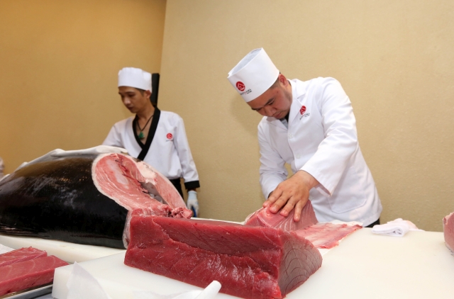 Theo nghi lễ, cá ngừ vây xanh Nhật Bản được xẻ thành 5 phần: 2 phần lưng, 2 phần bụng và 1 phần xương trung tâm. Phần thịt cá được lọc ra, chia thành 5 phần khác nhau, mỗi phần được bếp trưởng Kyo Nguyễn lựa chọn chế biến ra những món ăn mang trọn hương vị tinh hoa ẩm thực Nhật Bản. 