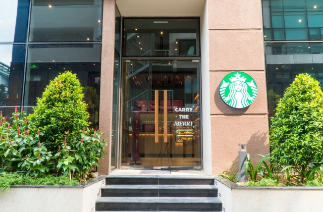 Starbucks Golden Mansion, mở cửa hôm 14/11/2020 điểm hẹn mới cho cà phê cuối tuần không thể bỏ lỡ, thân mời bạn đến trải nghiệm những góc không gian ấm cúng và thưởng thức hương vị mùa lễ hội