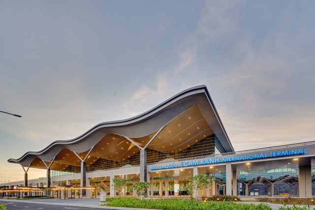 ự án Nhà ga hành khách quốc tế Cam Ranh được đầu tư theo 3 giai đoạn, nhằm đạt mục tiêu đón 8 triệu khách vào năm 2030. Trước mắt công trình này được xây dựng để đón được khoảng 2,5 triệu khách mỗi năm. 