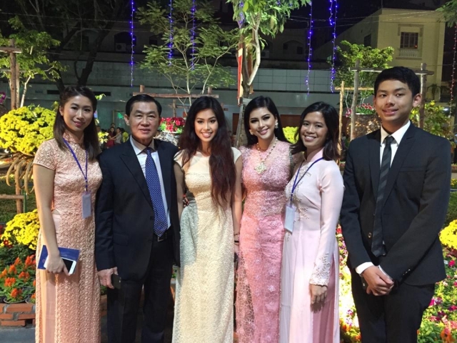 Gia đình ông Johnathan Hạnh Nguyễn tham dự Lễ khai mạc đường hoa Nguyễn Huệ tại TP.HCM