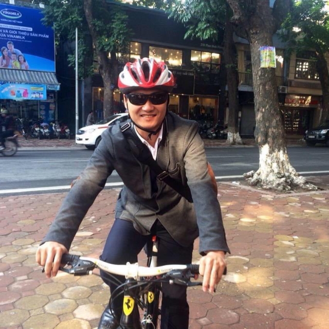 Sở thích đạp xe đạp dạo quanh phố phường Hà Nội vẫn luôn được ông Hà duy trì 