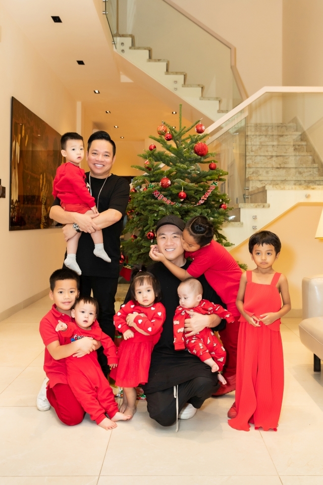 doanh nhân Phạm Huy Cận và Nhà thiết kế Đỗ Mạnh Cường bên đàn con thơ được hai người nhận về nuôi