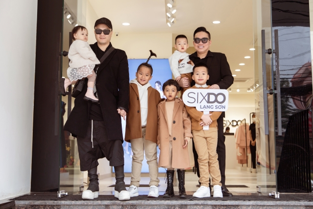 Các thành viên nhí trong gia đình SIXDO được hai ông bố NTK Đỗ Mạnh Cường - doanh nhân Huy Cận cho diện trang phục với màu nâu, be phù hợp với khí hậu mát mẻ cuối năm.