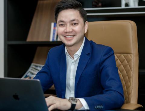 Ở tuổi 25, Trần Minh Long được bổ nhiệm vị trí CEO CEN Group miền Nam phụ trách mảng thẩm định giá, môi giới bất động sản, truyền thông. Thời điểm đó, chi nhánh miền Nam của công ty chưa đến 20 người. Hiện công ty có 450 nhân viên.