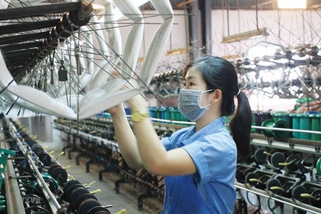 Lực lượng lao động trong các ngành sản xuất, dịch vụ ở Việt Nam đang giảm sâu kỷ lục. Có nhiều người lao động bị mất việc nhưng không tìm việc mới. Nguyên nhân do không có nhiều cơ hội việc làm