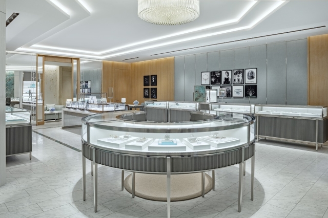 Không gian của Tiffany & Co. Tràng Tiền Plaza được trang trí đèn chùm pha lê rực rỡ, đường viền sàn lát đá cẩm thạch, cũng như dòng thác lớn mang đến cho khách hàng cơ hội xem qua các bộ sưu tập theo cách đa chiều