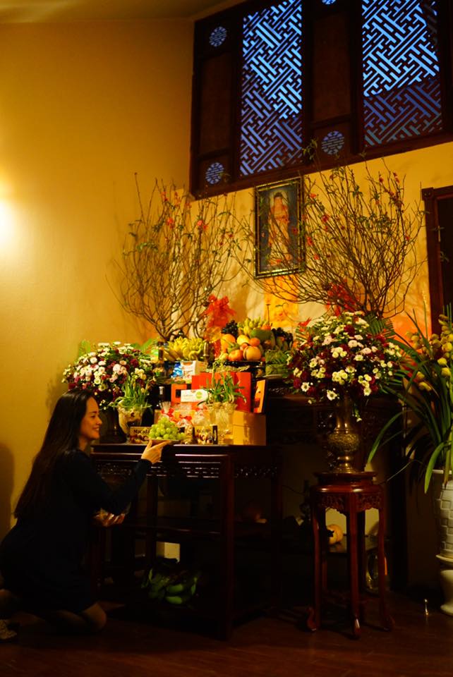 doanh nhân Nguyễn Thị Trà My bên bàn thờ của gia đình ngày Tết do bà tự bày biện