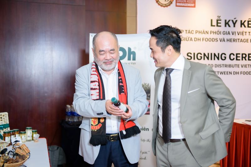 Shark Louis Nguyễn và ông Nguyễn Trung Dũng, Chủ tịch HĐQT kiêm Tổng giám đốc Dh Foods tại buổi ký kết hợp tác