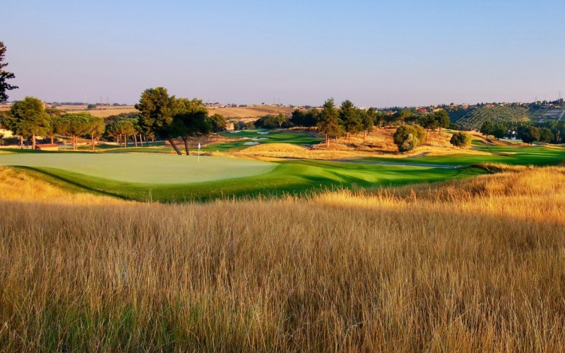 Sân Marco Simone Golf and Country Club sân golf chính thức đăng cai Ryder Cup 2023, là một ốc đảo xanh tươi, yên bình, cách trung tâm thành phố Rome nước Ý khoảng 10 km.