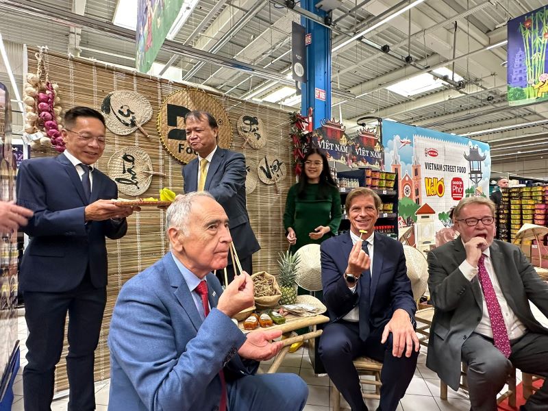 Không gian trưng bày của siêu thị Carrefour của của Dh Foods với sản phẩm gia vị đặc sản vùng miền thu hút đại diện siêu thị đến thưởng thức