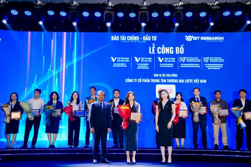  ông Lê Trọng Minh, Phó tổng biên tập Báo tài chính – Đầu tư tặng hoa cho đại diện các đơn vị đồng hành cùng chương trình Lễ Công bố và Vinh danh doanh nghiệp ESG Việt Nam Xanh 2025 Khu công nghiệp ESG Việt Nam Xanh 2025 doanh nghiệp Đổi mới sáng tạo và Kinh doanh hiệu quả 2025