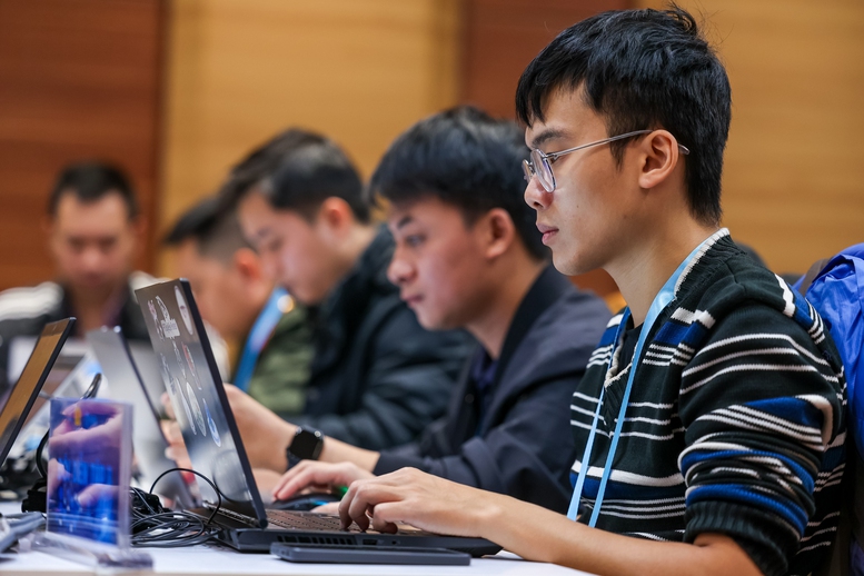Điểm yếu thiếu hụt nhân sự đang là rào cản lớn nhất đối với vấn đề an ninh mạng tại Việt Nam, dự kiến thiếu hơn 700.000 nhân sự chuyên trách về an ninh mạng thời gian tới