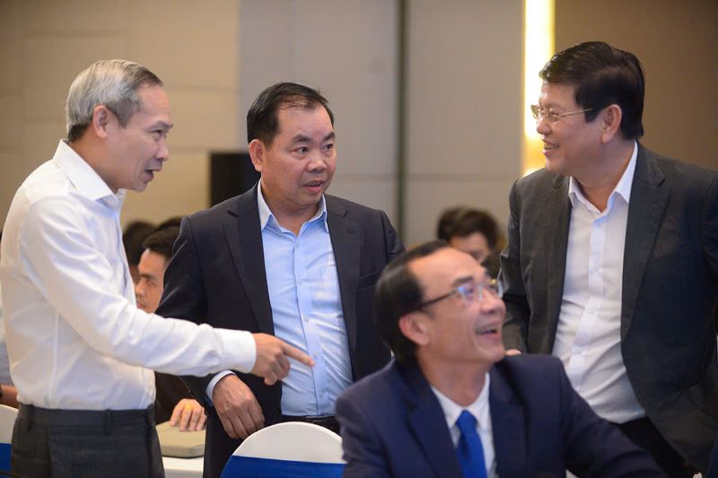 C&aacute;c chuy&ecirc;n gia trao đổi tại Diễn đ&agrave;n &ldquo;X&acirc;y dựng thị trường năng lượng cạnh tranh, minh bạch do Li&ecirc;n đo&agrave;n Thương mại v&agrave; C&ocirc;ng nghiệp Việt Nam (VCCI), Tạp ch&iacute; Diễn đ&agrave;n doanh nghiệp phối hợp với c&aacute;c cơ quan li&ecirc;n quan tổ chức 