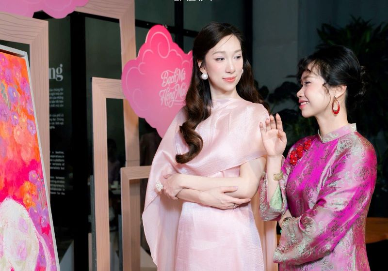 Họa sĩ vương linh v&agrave; Trần Hải Ngọc, Đồng s&aacute;ng lập thương hiệu Jadify tại sự kiện ra mắt bộ sưu tập b&igrave;nh giữ nhiệt phi&ecirc;n bản giới hạn &ldquo;Bạch M&atilde; Hồng Mai&rdquo; tại H&agrave; Nội h&ocirc;m 9/1