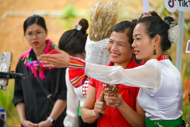 Nhờ ứng dụng các nền tảng số, hàng trăm tấn nông sản của những người nông dân vùng cao được tiêu thụ chỉ trong một thời gian ngắn.