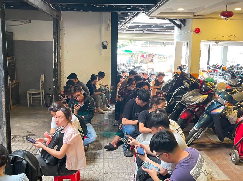 Người chơi trải nghiệm game mobile trên điện thoại thông minh — phân khúc đang đóng góp hàng tỷ lượt tải cho game Việt mỗi năm.
