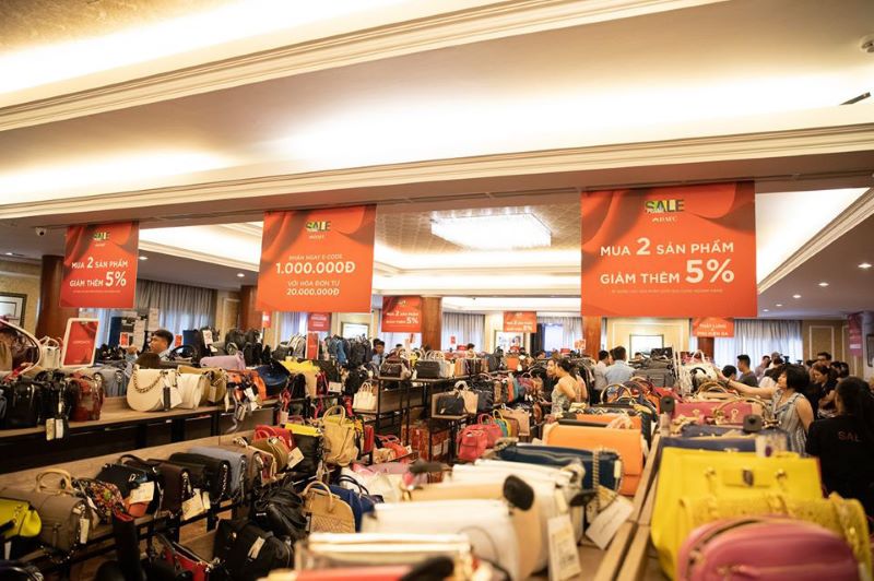 Du khách quốc tế mua sắm tại mô hình outlet tích hợp giải trí – trải nghiệm, xu hướng được kỳ vọng sẽ thúc đẩy “shopping tourism” tại Việt Nam.