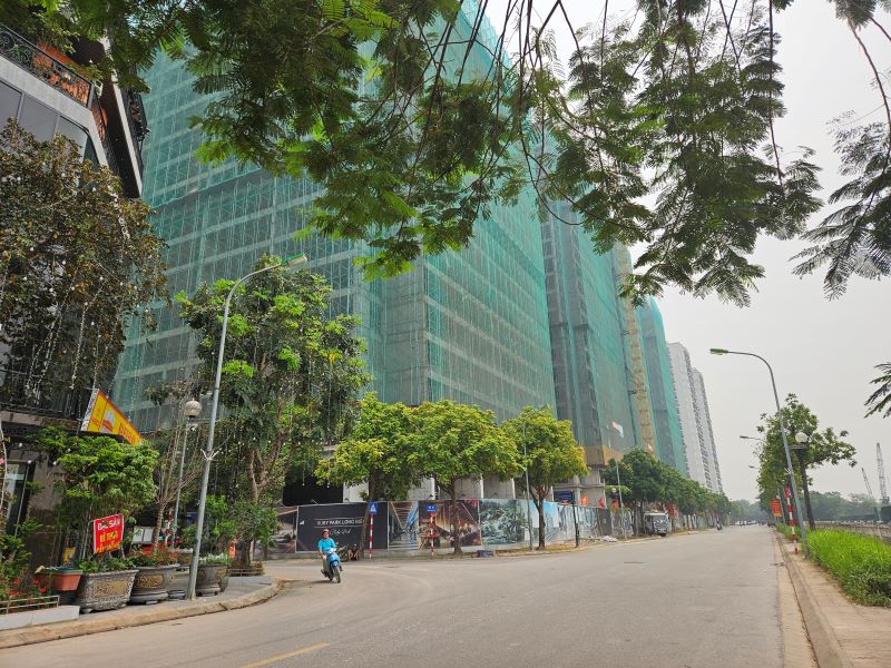Thanh khoản bất động sản H&agrave; Nội đang giảm tốc khi người mua v&agrave; nh&agrave; đầu tư trở n&ecirc;n thận trọng hơn trước &aacute;p lực l&atilde;i suất, gi&aacute; nh&agrave; neo cao v&agrave; những bất ổn kinh tế