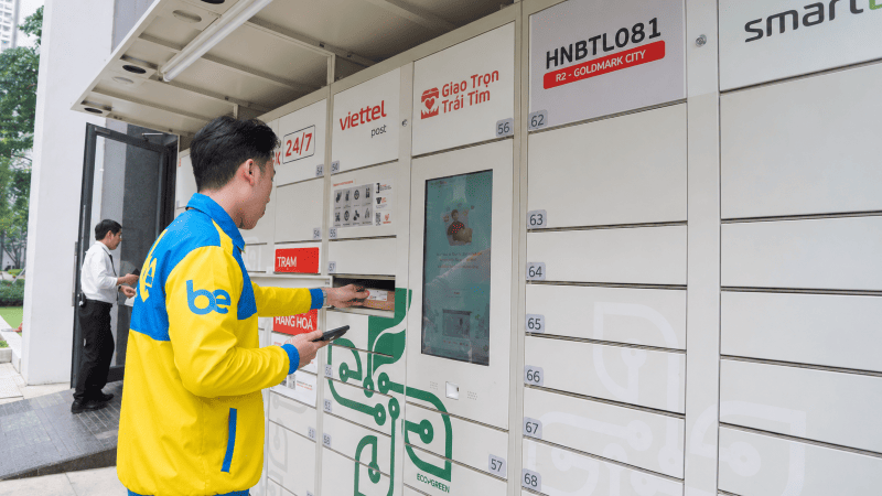 T&agrave;i xế beDelivery giao h&agrave;ng qua tủ th&ocirc;ng minh SmartBox. Ảnh: Be Group