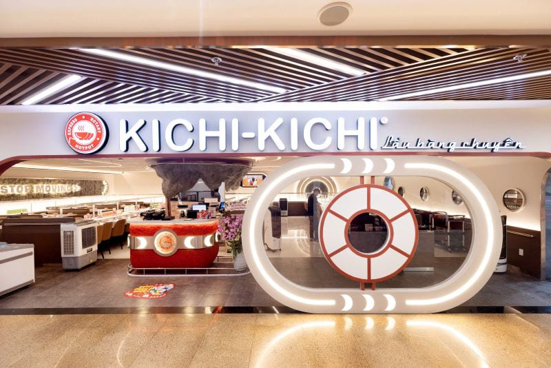 Kichi-Kichi là chuỗi lẩu băng chuyền thuộc hệ sinh thái hơn 600 cửa hàng của Golden Gate - là một trong những thương hiệu chủ lực đóng góp vào doanh thu kỷ lục của tập đoàn năm 2026