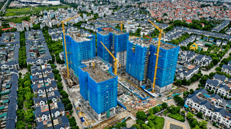 Thị trường căn hộ Hà Nội tiếp tục ghi nhận nguồn cung mới, dù tốc độ tăng giá vẫn vượt xa tốc độ cải thiện thu nhập của người mua. Ảnh: Toàn cảnh công trường An Bình Homeland