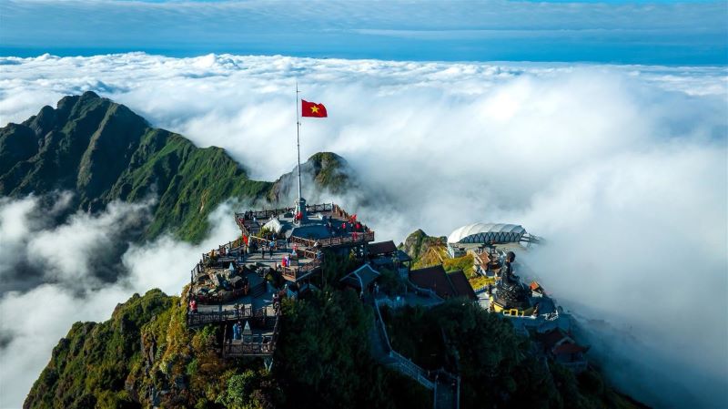 Đỉnh Fansipan (Sa Pa) &mdash; điểm đến trong nước vẫn h&uacute;t kh&aacute;ch dịp nghỉ lễ nhờ cảnh quan săn m&acirc;y độc đ&aacute;o. Ảnh: Vietravel